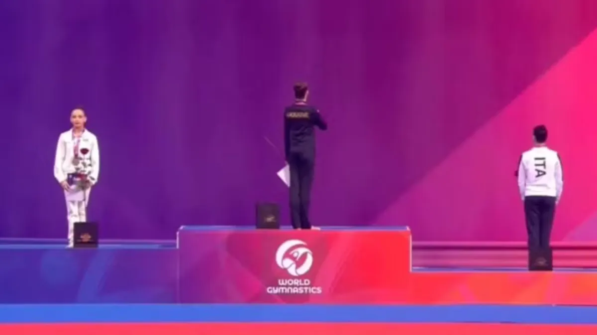 Imagem - Atleta russa protesta e fica de costas no pódio durante hino da Ucrânia na Copa do Mundo