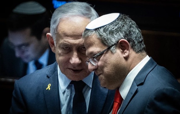 (Israel é o primeiro estado na história a legislar uma pena de morte que se aplica apenas a um grupo étnico.)