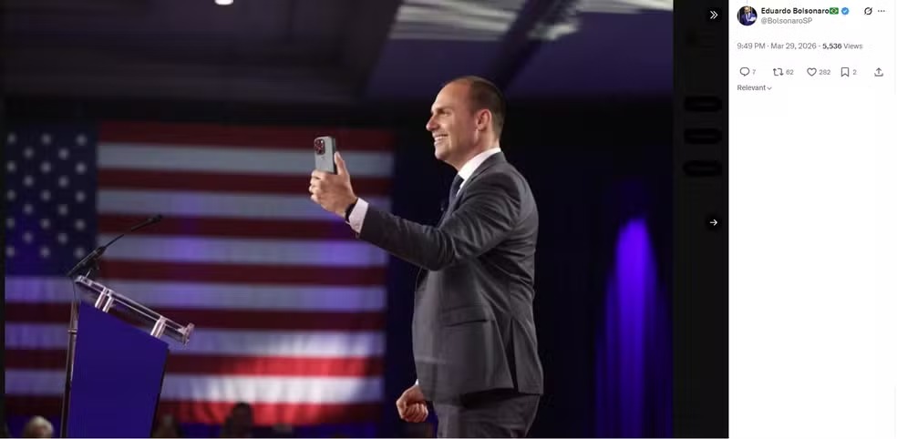 O ex-presidente Jair Bolsonaro está preso em regime domiciliar, em tratamento após uma broncopneumonia. Ele está proibido de usar o celular e redes sociais durante a prisão.