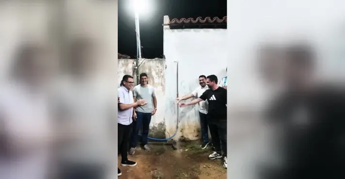 Prefeitura promove festa para inaugurar chuveiro e vira piada na web