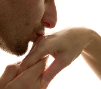 Imagem - Supremo da Espanha decide que beijo na mão sem consentimento pode configurar agressão sexual