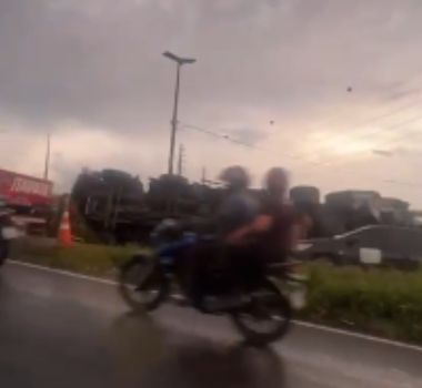 Imagem - Caminhão segue tombado na BR-316 e congestionamento persiste horas depois