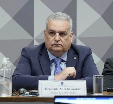 Imagem - Relator da CPMI do INSS pede afastamento de 4 parlamentares que o acusaram de estupro
