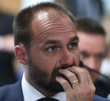 Imagem - Moraes marca interrogatório de Eduardo Bolsonaro para abril; veja a data