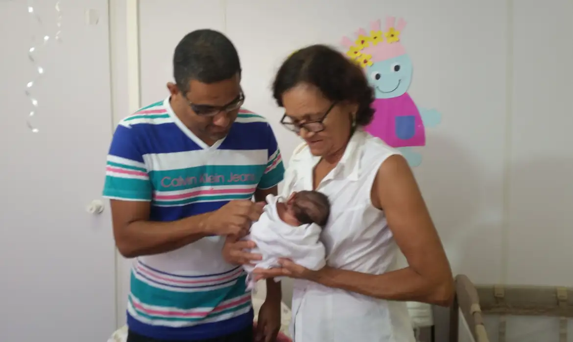 A nova legislação também cria o chamado salário-paternidade, que será pago pela Previdência Social

