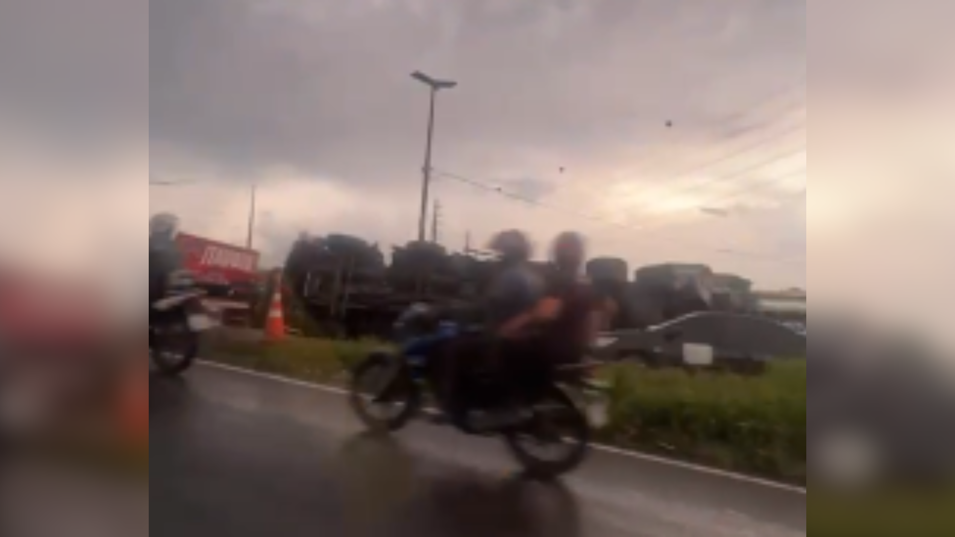 Imagem - Caminhão segue tombado na BR-316 e congestionamento persiste horas depois