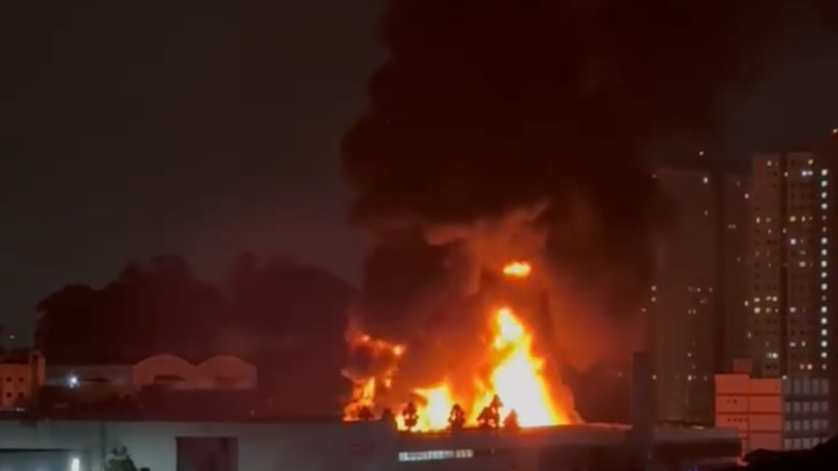 Incêndio durante a madrugada destrói distribuidora de tintas em Diadema