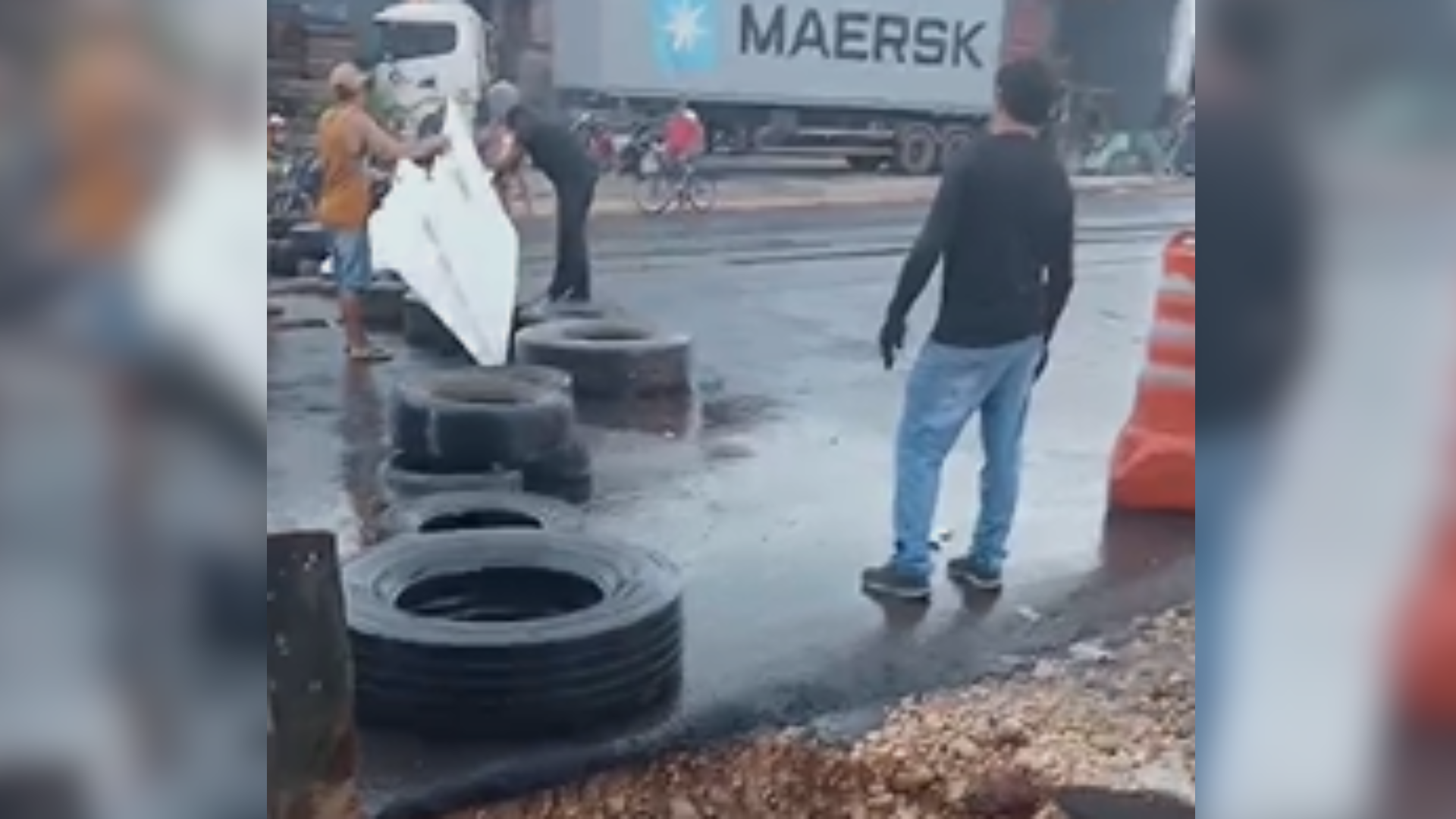 Moradores e trabalhadores protestam contra obras da PA-150 e bloqueiam rodovia