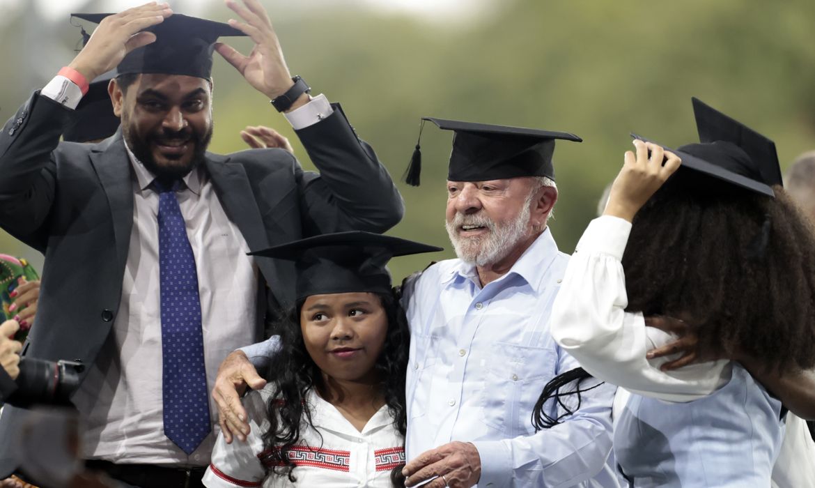 (O governo federal anunciou nesta terça-feira (31) a ampliação da Rede Nacional de Cursinhos Populares (CPOP), que dá suporte técnico e financeiro a projetos que preparam estudantes de menor renda para o Exame Nacional do Ensino Médio (Enem).