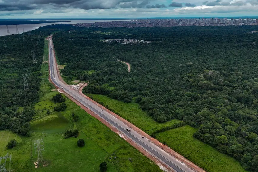 (O projeto foi concebido para desafogar corredores já saturados e criar uma rota mais eficiente tanto para veículos leves quanto para o transporte de cargas.)