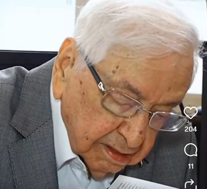 Publicitário Oswaldo Mendes durante sessão de autógrafos do livro