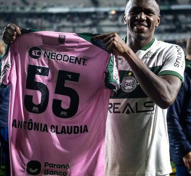 Imagem - Torcida do Coritiba emociona ex-Paysandu com bandeirão em homenagem à mãe