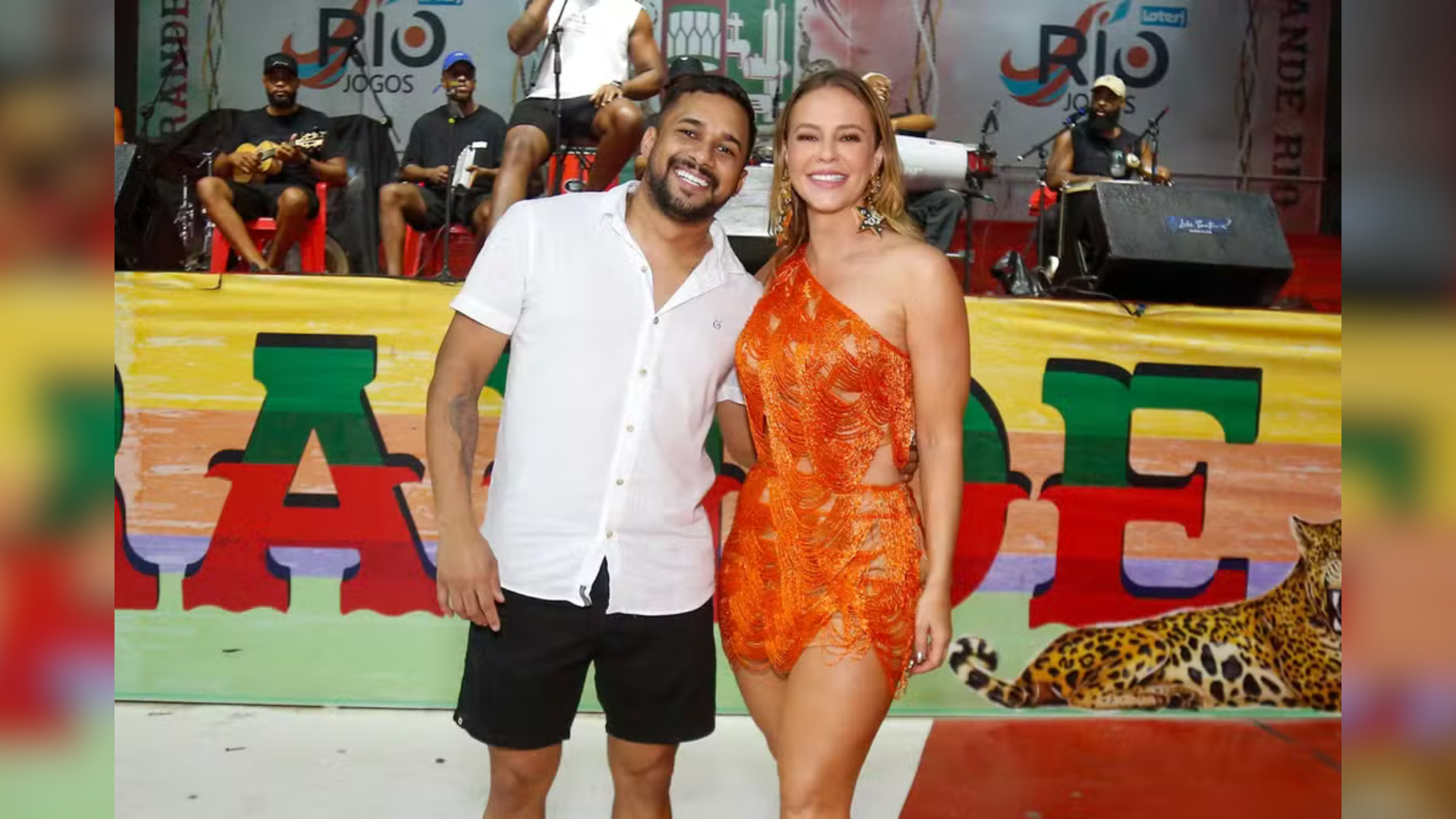 Atriz e mestre de bateria se pronunciam e dizem que relação é apenas de amizade antiga