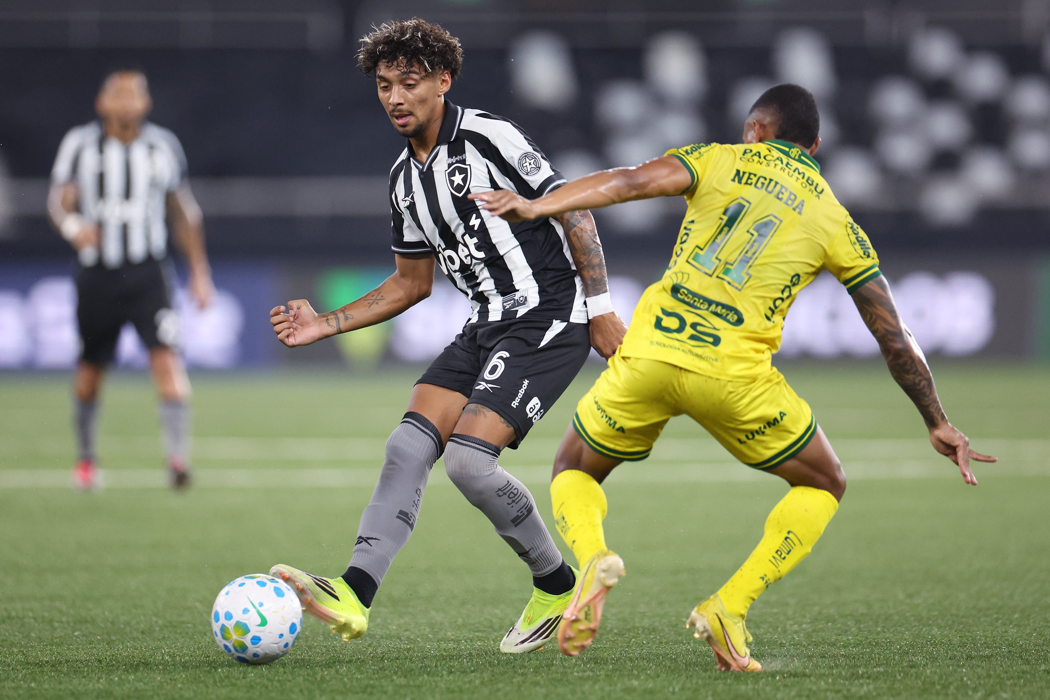 Imagem - Em jogo de muitos gols, Botafogo bate Mirassol pelo Brasileirão