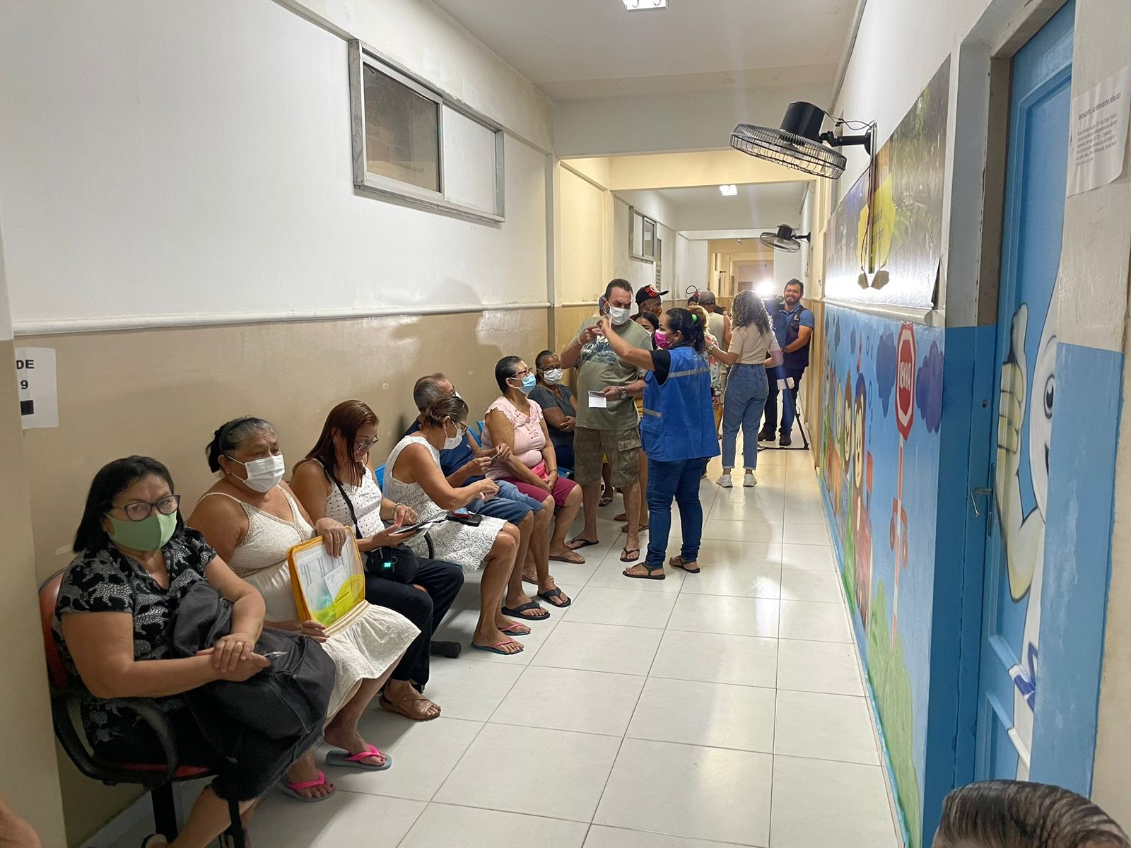 Para se imunizar, a orientação é procurar a Unidade Básica de Saúde (UBS) mais próxima, levando documento oficial com foto (RG) e o cartão do SUS