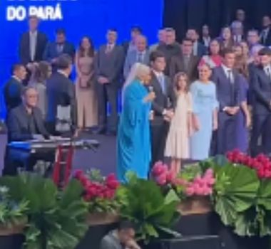 Imagem - Helder Barbalho transmite cargo para Hana Ghassan durante cerimônia em Belém