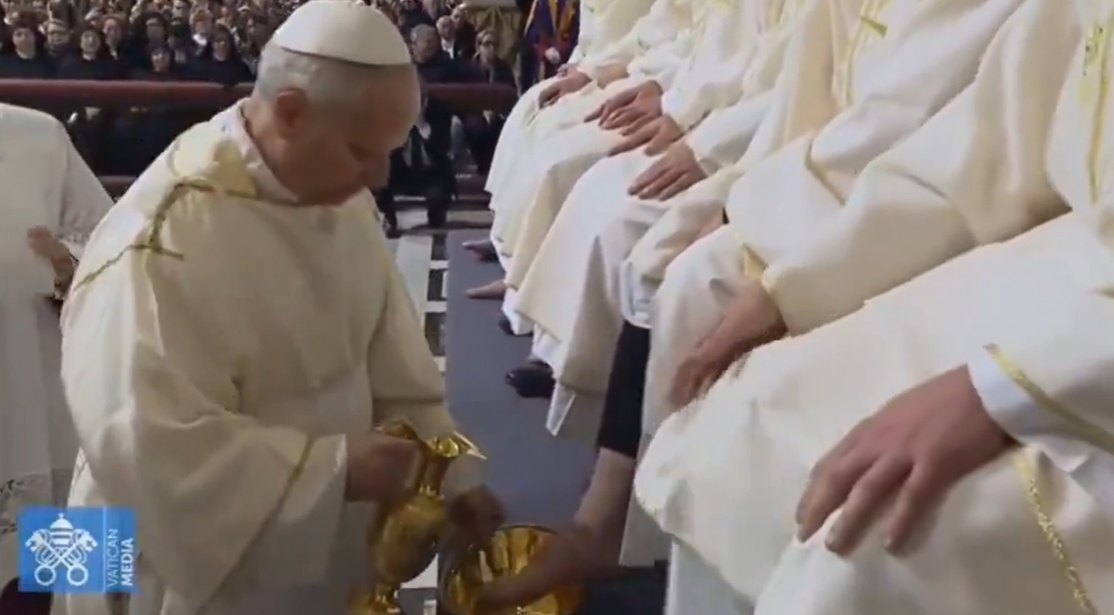 (Durante a celebração, o Pontífice realizou o tradicional rito do Lava-pés, lavando e beijando os pés de 12 sacerdotes.)