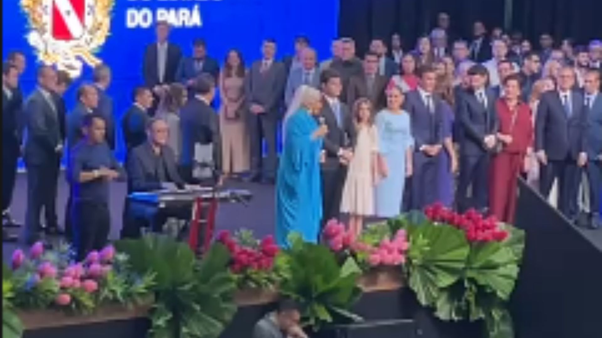 Helder Barbalho transmite cargo para Hana Ghassan durante cerimônia em Belém.