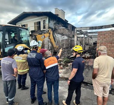 Imagem - Bombeiros localizam quarta vítima da queda de avião no RS