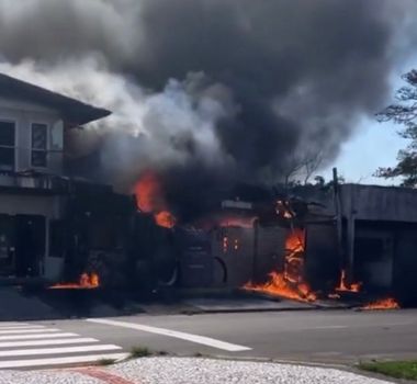 Imagem - Avião cai sobre restaurante, provoca incêndio e deixa piloto morto no litoral do RS