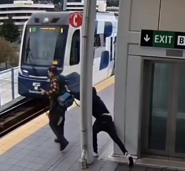 Imagem - Homem escapa da morte após ser empurrado na frente de trem por desconhecido