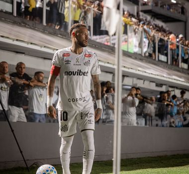 Imagem - 'Tá louco?': Neymar se irrita com cartão e discute com meia do Remo