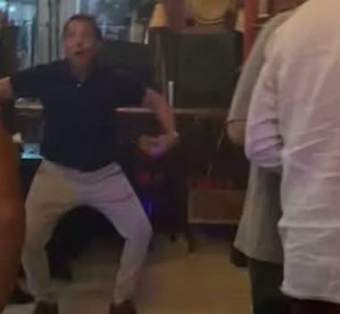 Imagem - Pai de influenciadora ré por injúria racial é filmado imitando macaco em bar