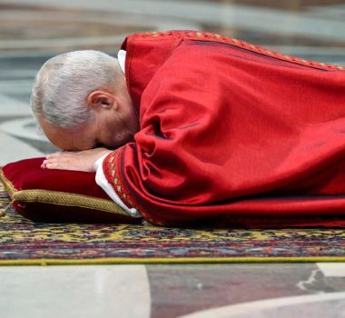 Imagem - Papa Leão reza deitado ao celebrar a Paixão de Cristo