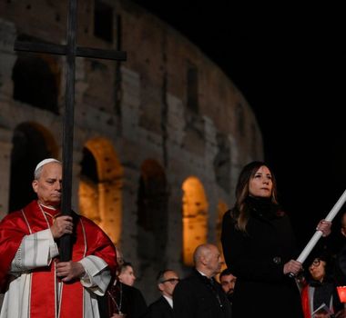 Imagem - Papa Leão XIV carrega cruz da Via Crucis em gesto inédito em décadas