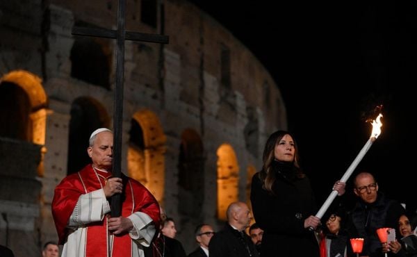 Papa Leão XIV carrega cruz da Via Crucis em gesto inédito em décadas