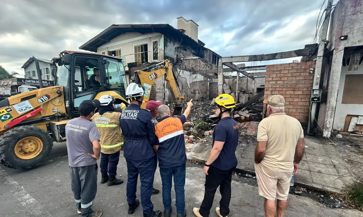 Imagem - Bombeiros localizam quarta vítima da queda de avião no RS