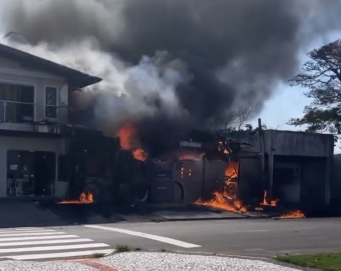 Imagem - Avião cai sobre restaurante, provoca incêndio e deixa piloto morto no litoral do RS