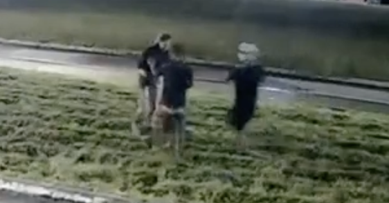 Crime foi rápido e durou menos de um minuto; suspeitos fugiram com celular da vítima