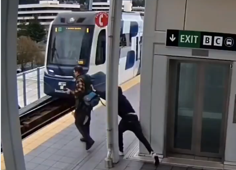 Homem escapa da morte após ser empurrado na frente de trem por desconhecido