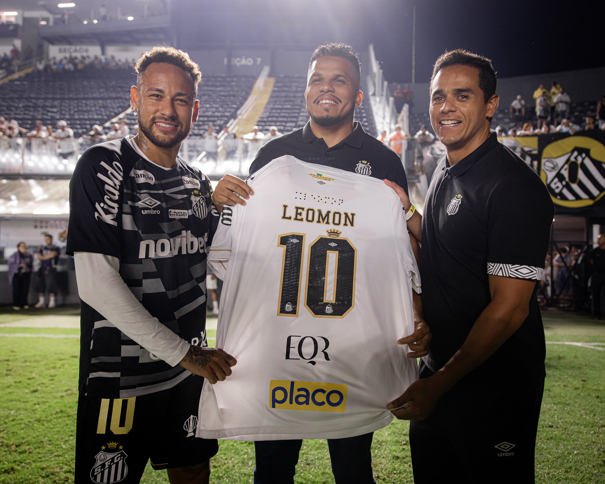 Neymar (à esquerda) briga por uma vaga na Seleção