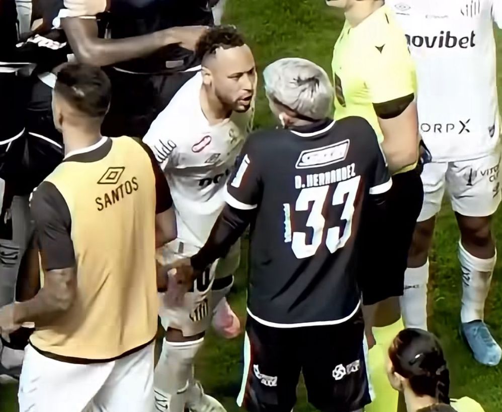Imagem - Neymar troca camisa com Alef Manga e envia recado para Hernández: 'Manda aquele argentino tomar no c*'