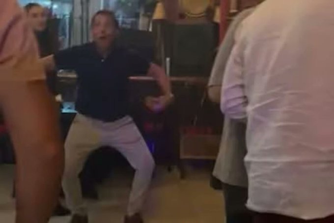 Imagem - Pai de influenciadora ré por injúria racial é filmado imitando macaco em bar