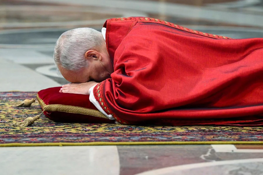 Imagem - Papa Leão reza deitado ao celebrar a Paixão de Cristo