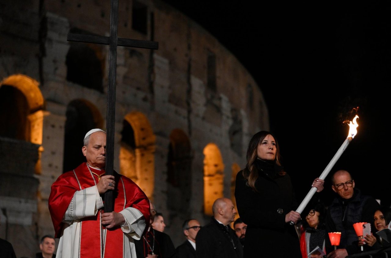 Imagem - Papa Leão XIV carrega cruz da Via Crucis em gesto inédito em décadas
