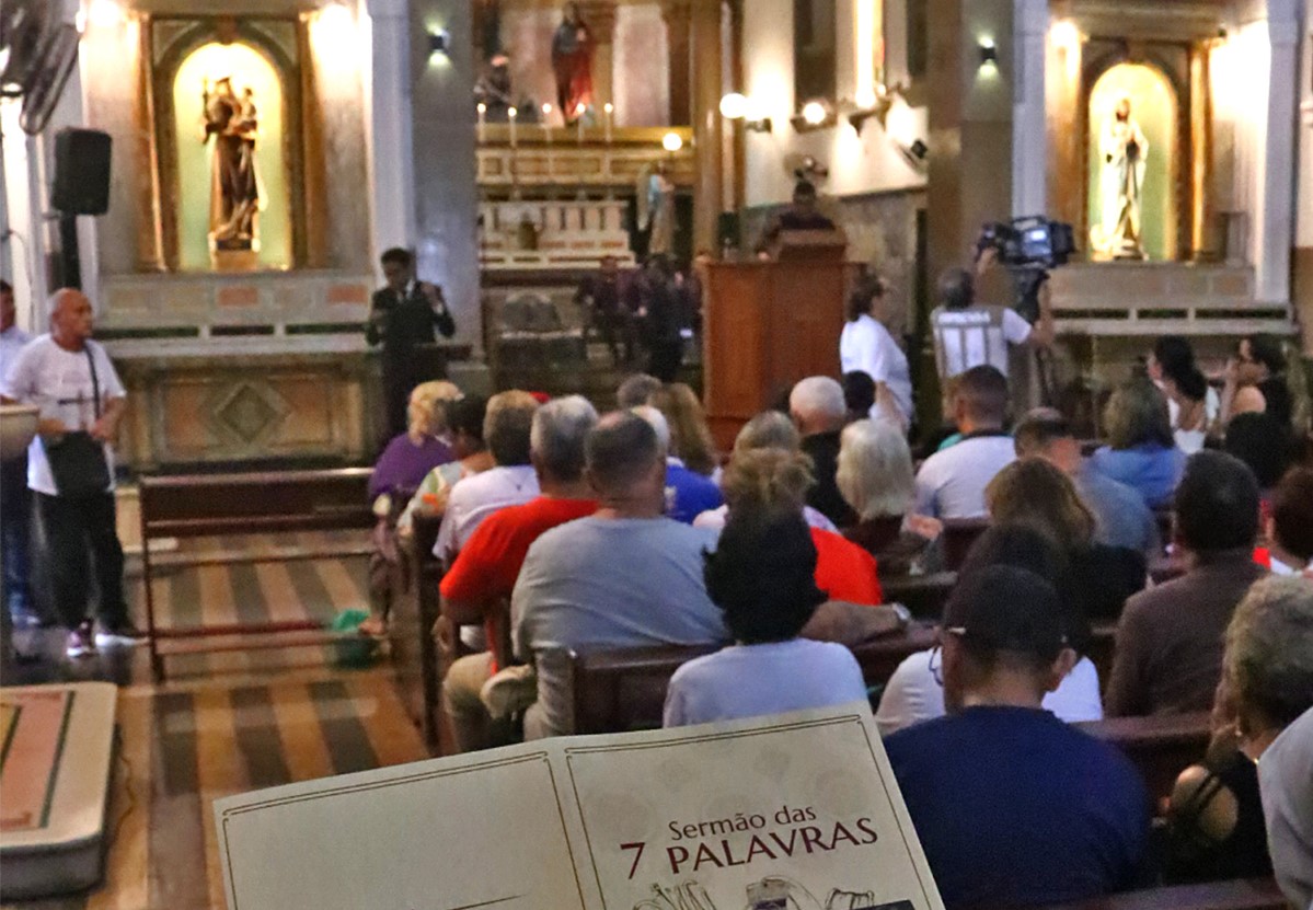 Sermão das Sete Palavras atrai cada vez mais fiéis