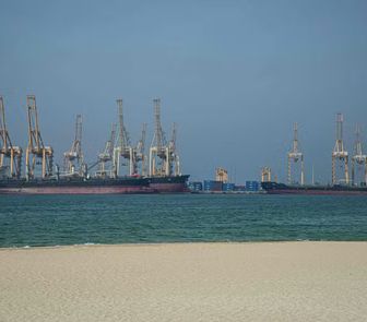 Imagem - Irã libera passagem de itens essenciais pelo Estreito de Ormuz