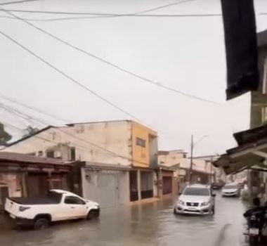Imagem - Moradores registram alagamento no bairro do Souza durante chuva deste sábado