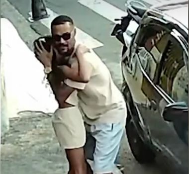 Imagem - Câmera mostra pai salvando filha segundos antes de carro invadir calçada, em SP