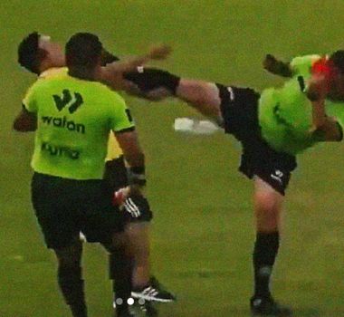 Imagem - Árbitro reage a tentativa de agressão e jogo é suspenso no Peru