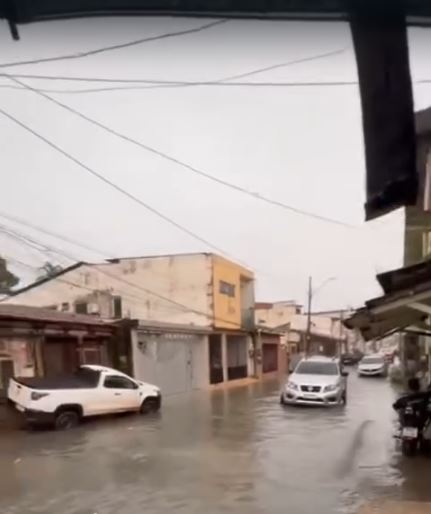 Imagem - Moradores registram alagamento no bairro do Souza durante chuva deste sábado