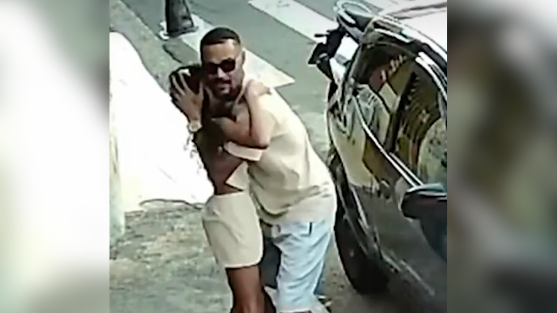 Imagem - Câmera mostra pai salvando filha segundos antes de carro invadir calçada, em SP