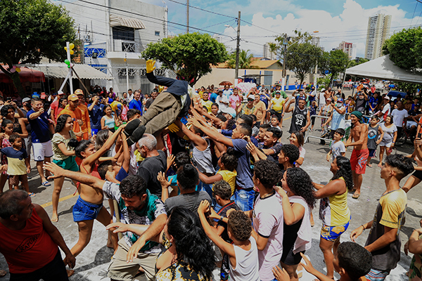 Festa virou tradição, com a "malhação" de personagens locais e políticos