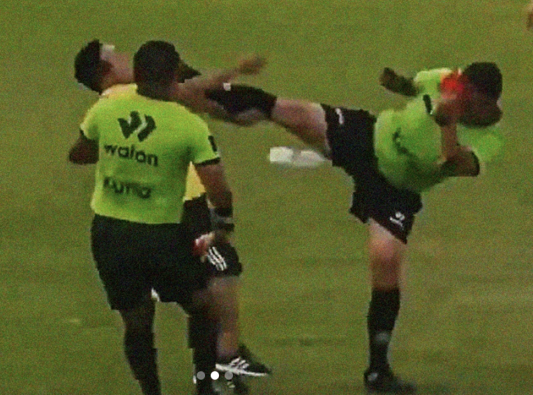 Integrante de comissão técnica invadiu campo e tentou atacar o juiz durante partida