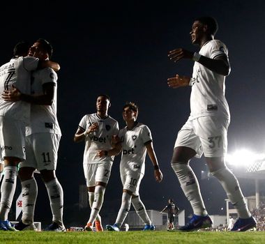 Imagem - De virada, Botafogo vence o Vasco em São Januário e quebra jejum