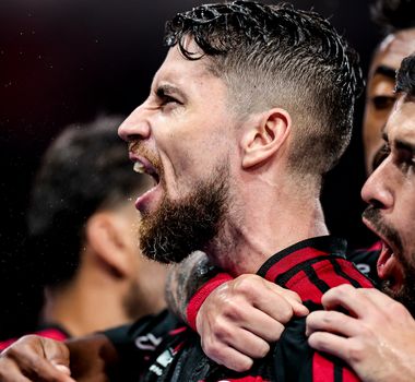 Imagem - Flamengo vira sobre o Santos e volta ao G4 do Brasileirão